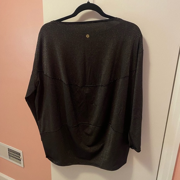 Lululemon back in action gold and black striped. Tags removed but never worn - Picture 2 of 3